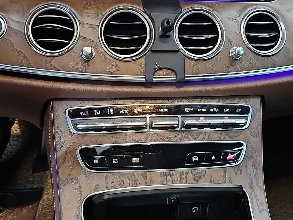 Mercedes-Benz E-Class — photo 10