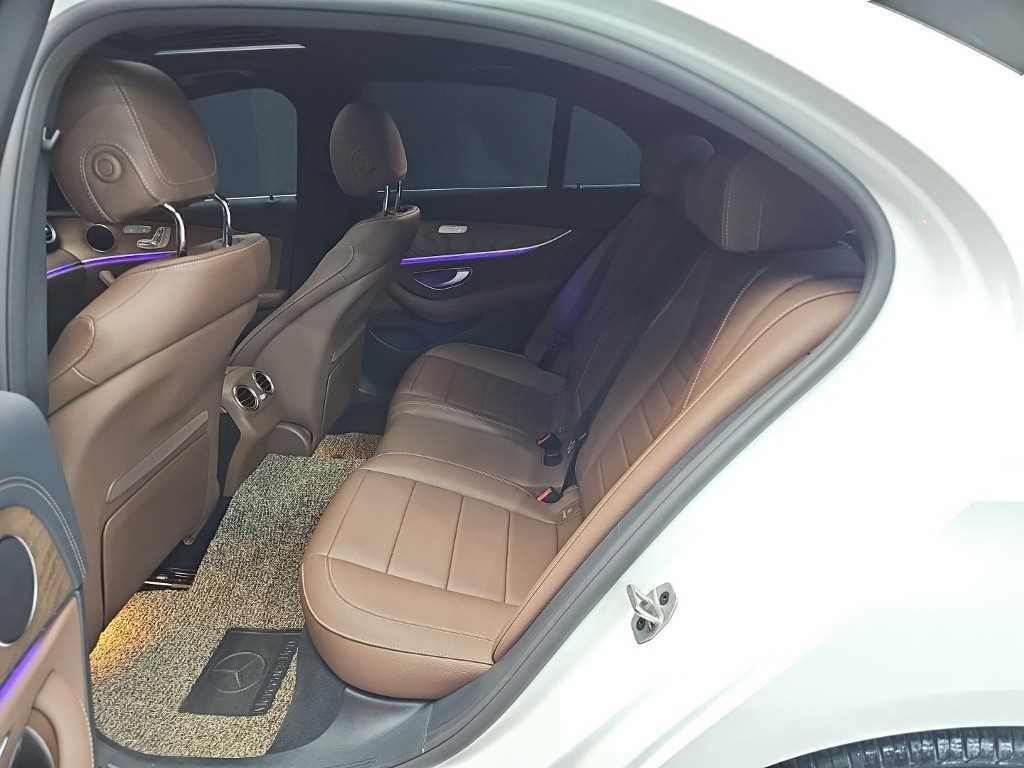 Mercedes-Benz E-Class — photo 12