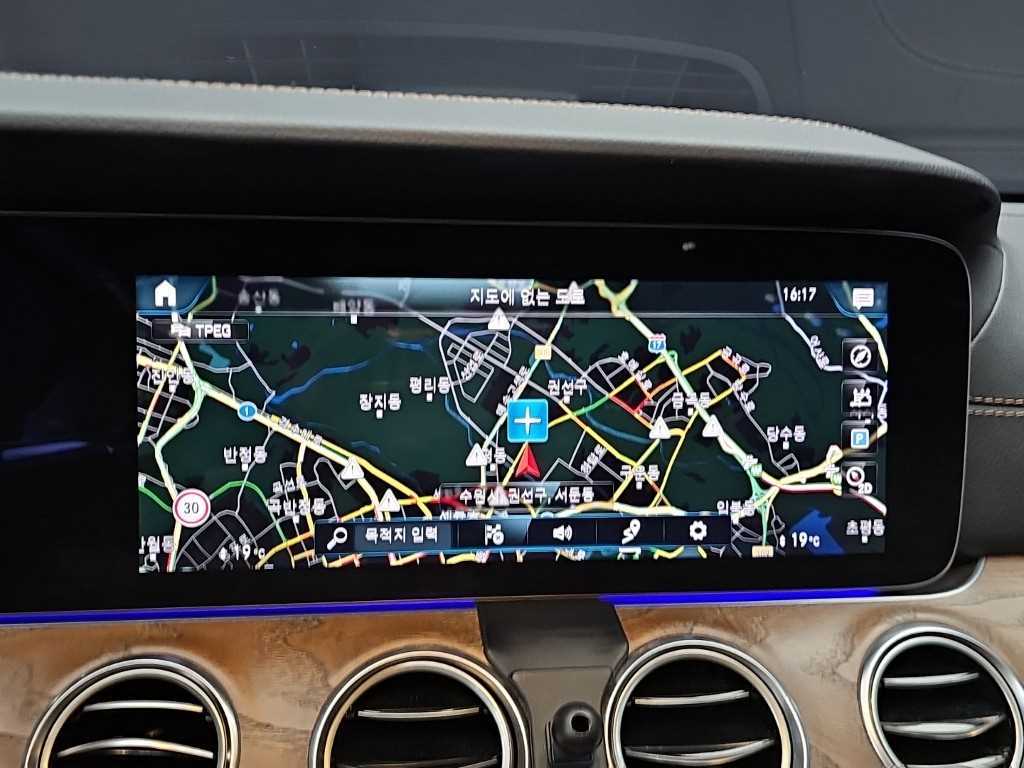 Mercedes-Benz E-Class — photo 15
