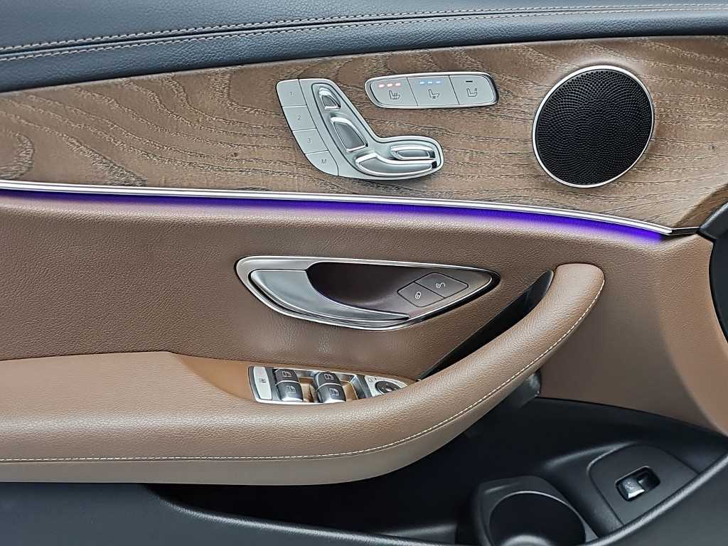 Mercedes-Benz E-Class — photo 17