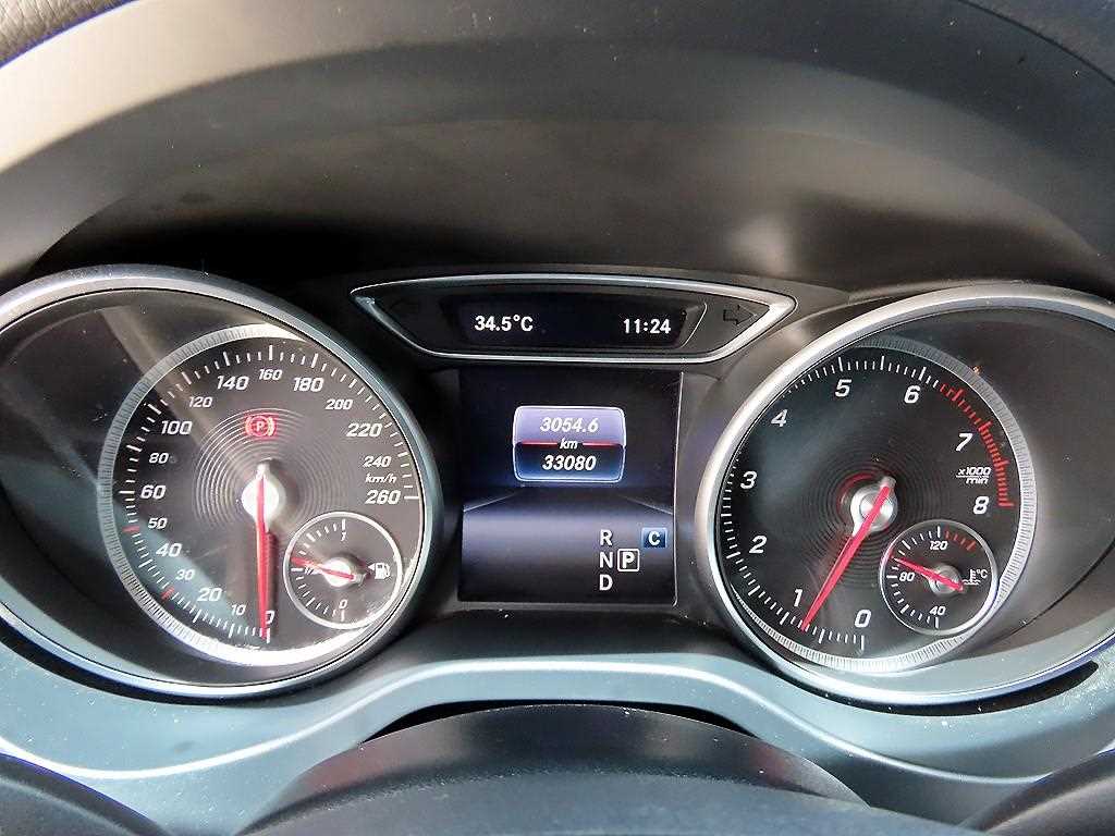 Mercedes-Benz GLA-Class — photo 09