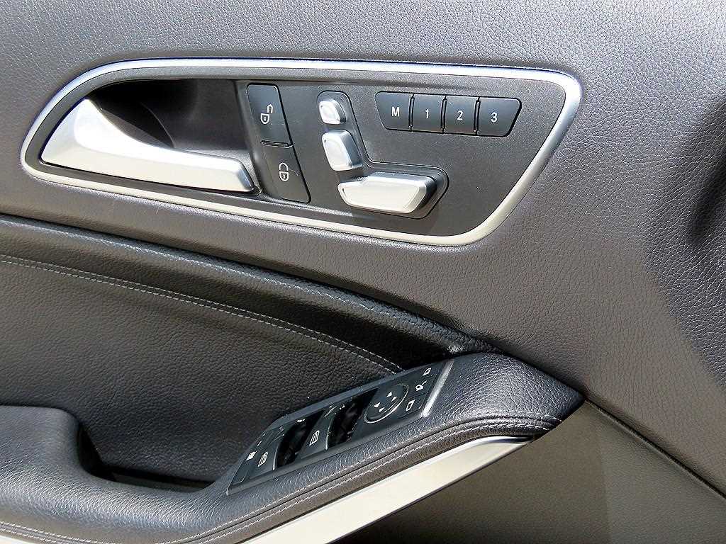 Mercedes-Benz GLA-Class — photo 11