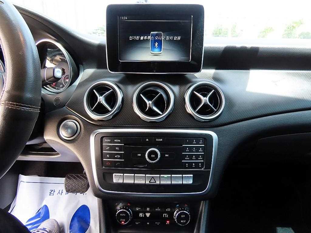 Mercedes-Benz GLA-Class — photo 13