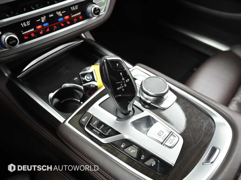 BMW 7-Series — photo 09