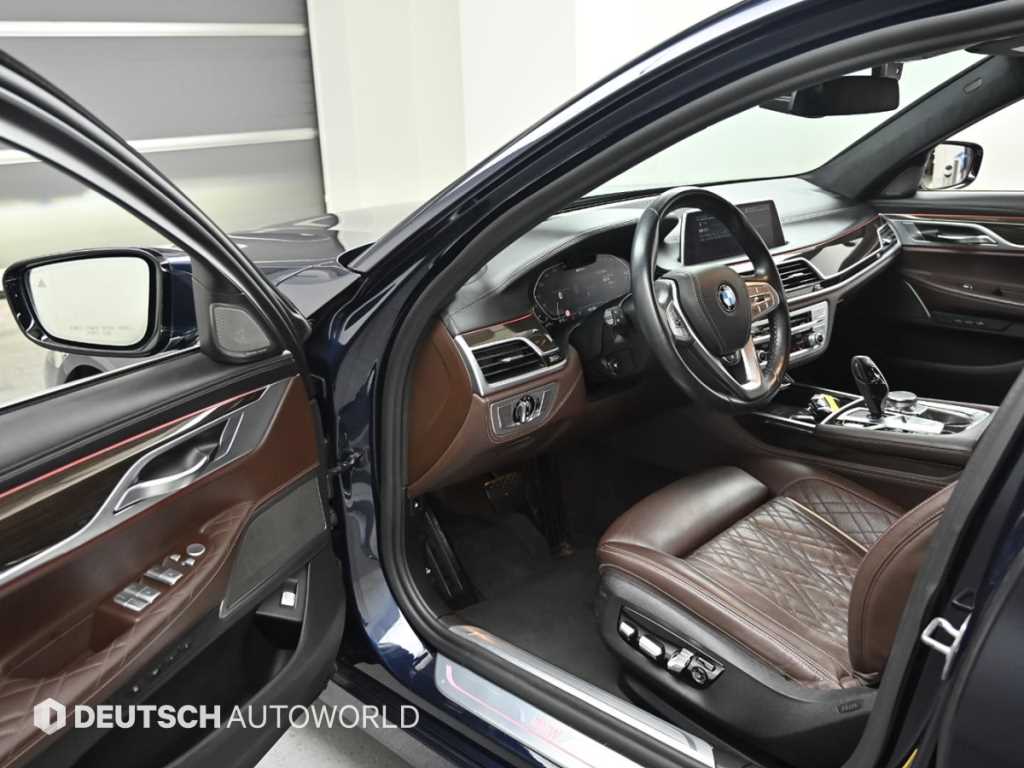 BMW 7-Series — photo 11