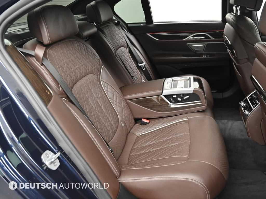 BMW 7-Series — photo 12