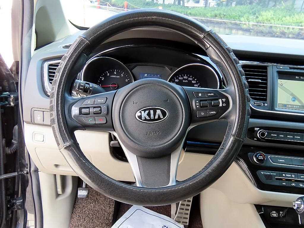 Kia Carnival — photo 08