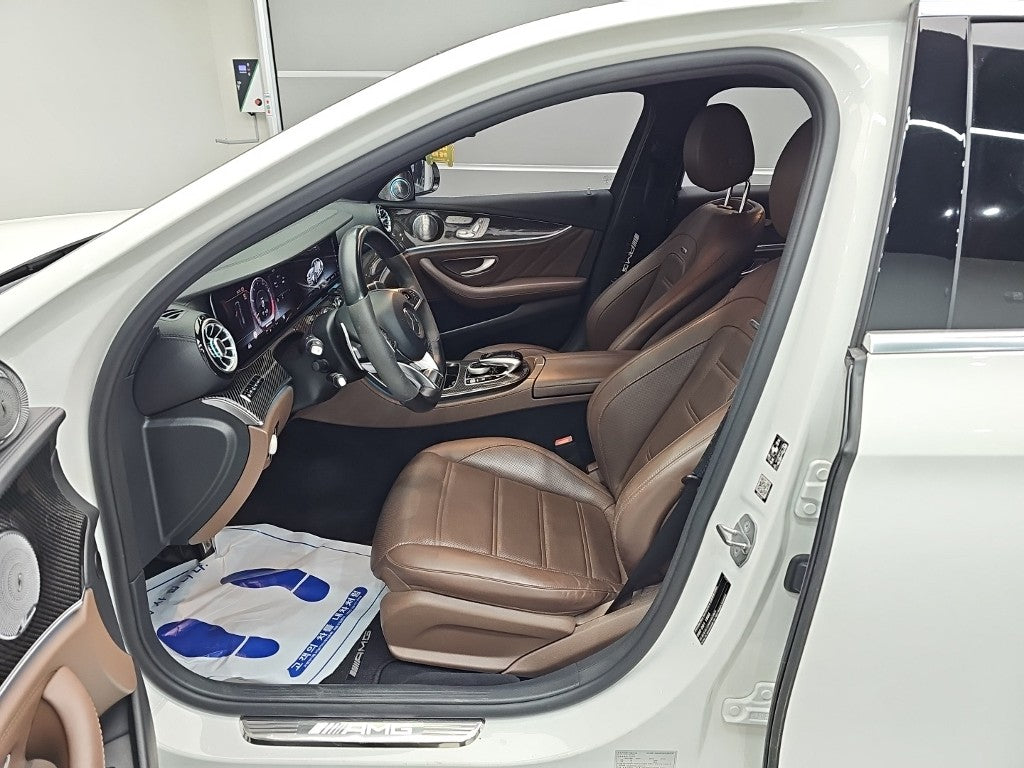 Mercedes-Benz E-Class — photo 11