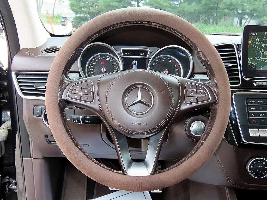 Mercedes-Benz GLS-Class — photo 09