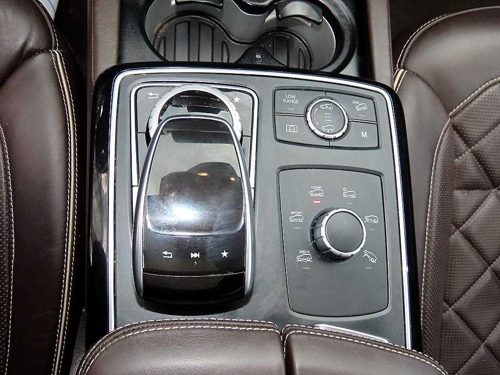 Mercedes-Benz GLS-Class — photo 12