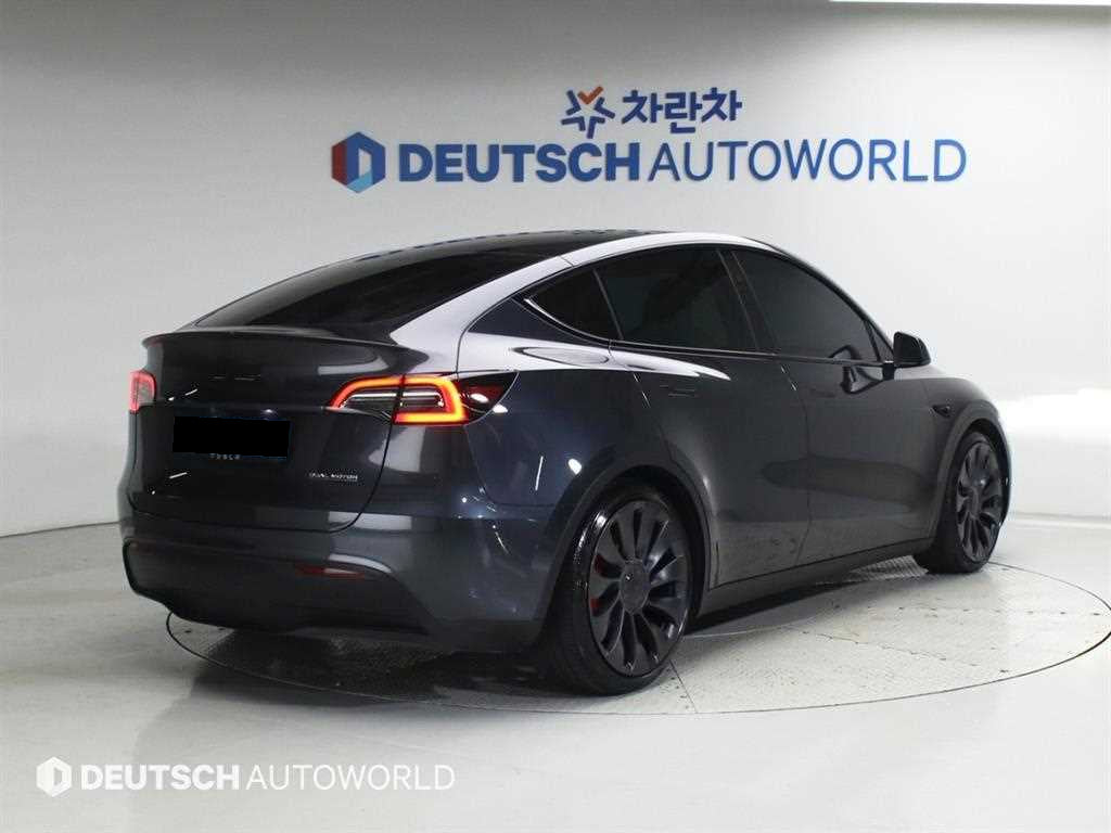Tesla Model Y — photo 02