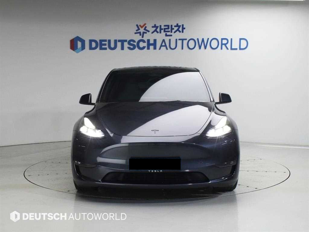 Tesla Model Y — photo 03