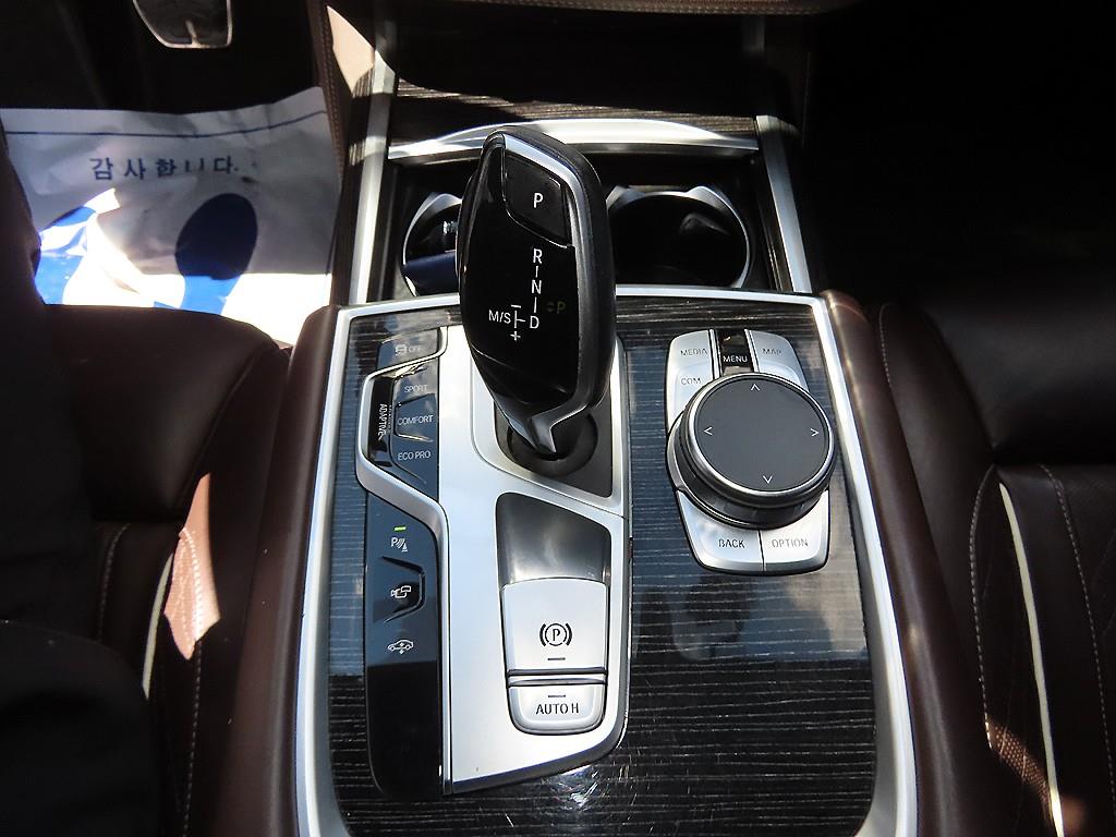 BMW 7-Series — photo 11