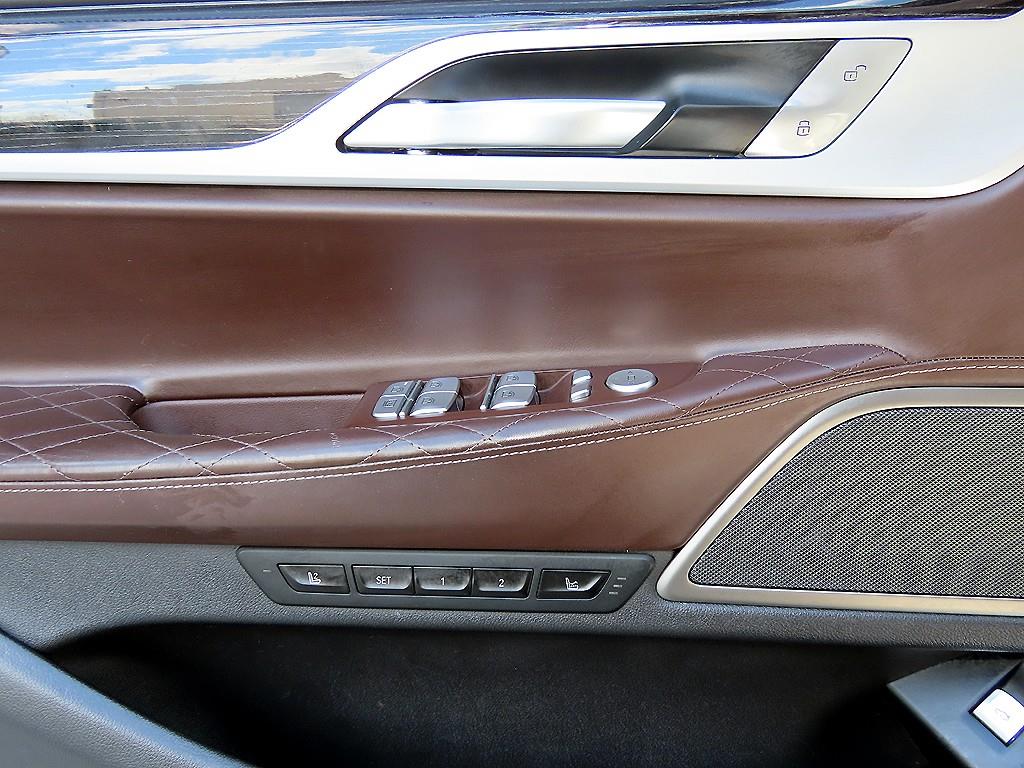 BMW 7-Series — photo 12