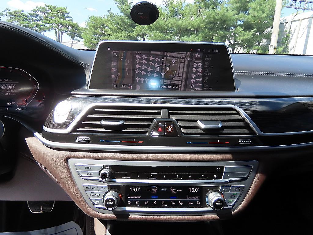 BMW 7-Series — photo 14