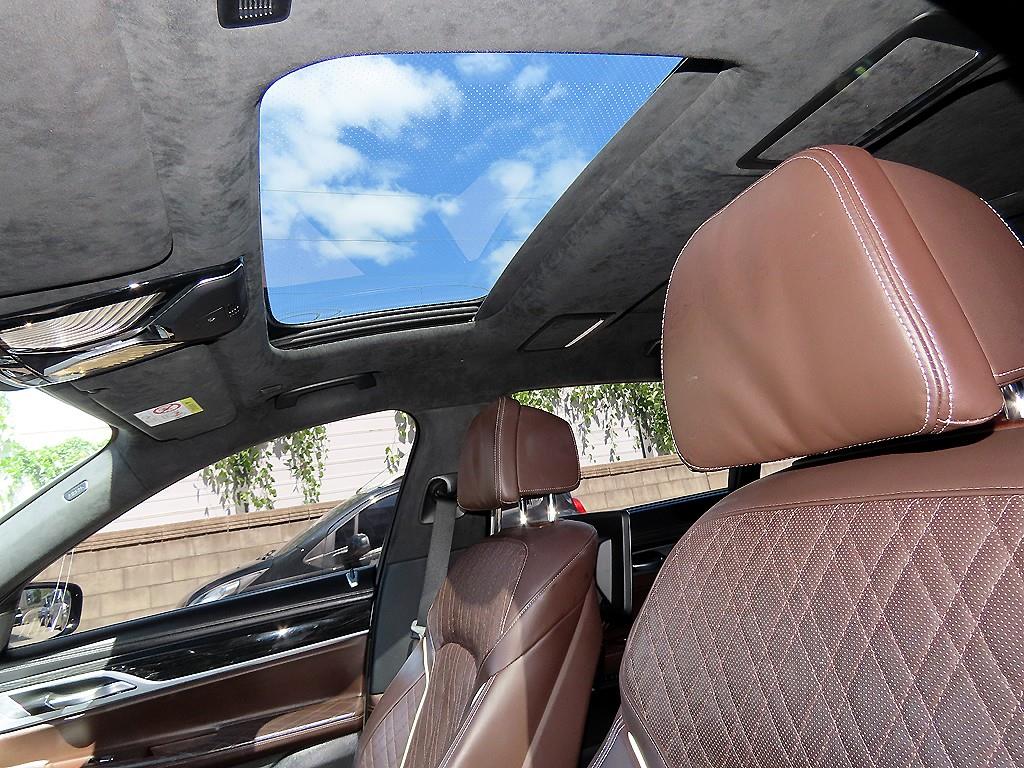 BMW 7-Series — photo 16