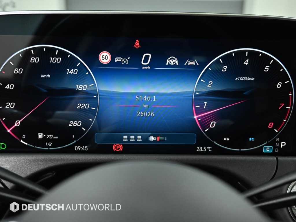 Mercedes-Benz E-Class — photo 08