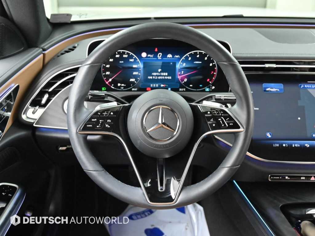 Mercedes-Benz E-Class — photo 13