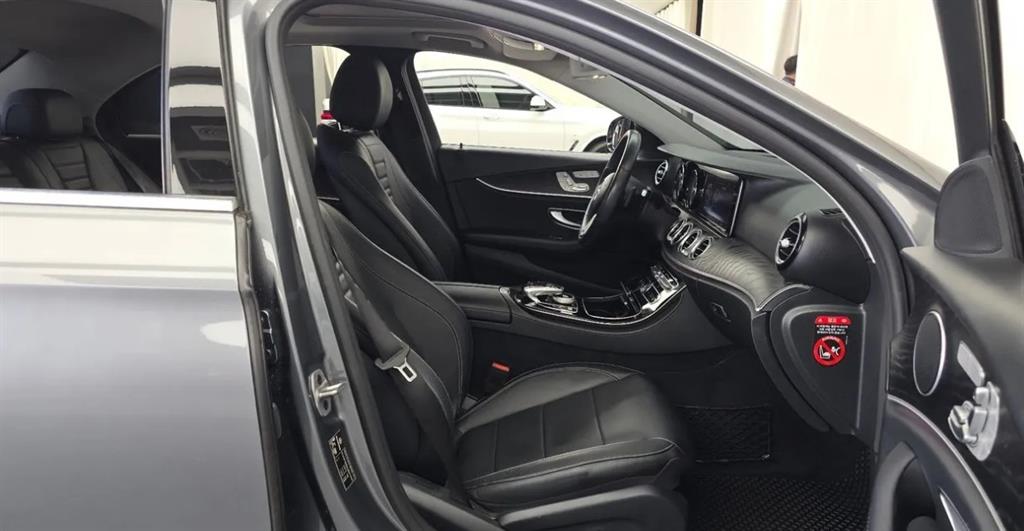 Mercedes-Benz E-Class — photo 10