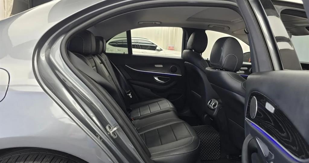 Mercedes-Benz E-Class — photo 12