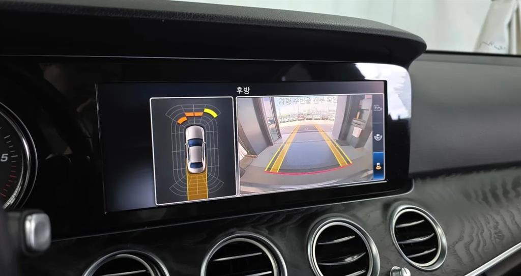Mercedes-Benz E-Class — photo 14