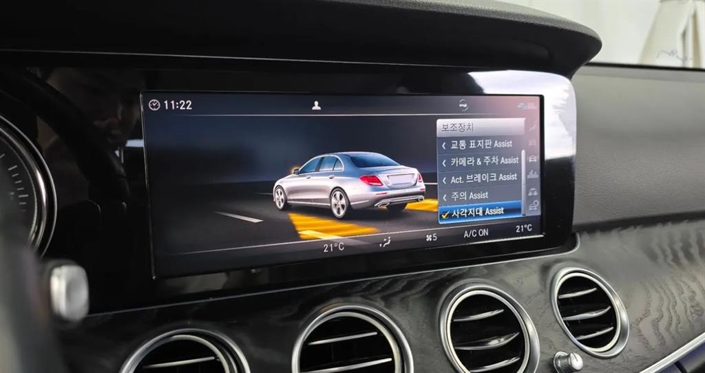 Mercedes-Benz E-Class — photo 15