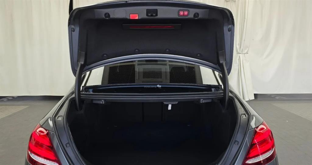 Mercedes-Benz E-Class — photo 19