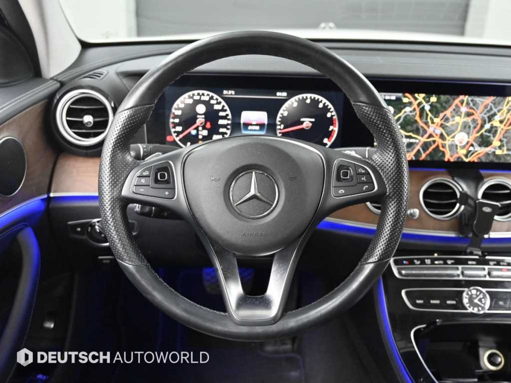 Mercedes-Benz E-Class — photo 13
