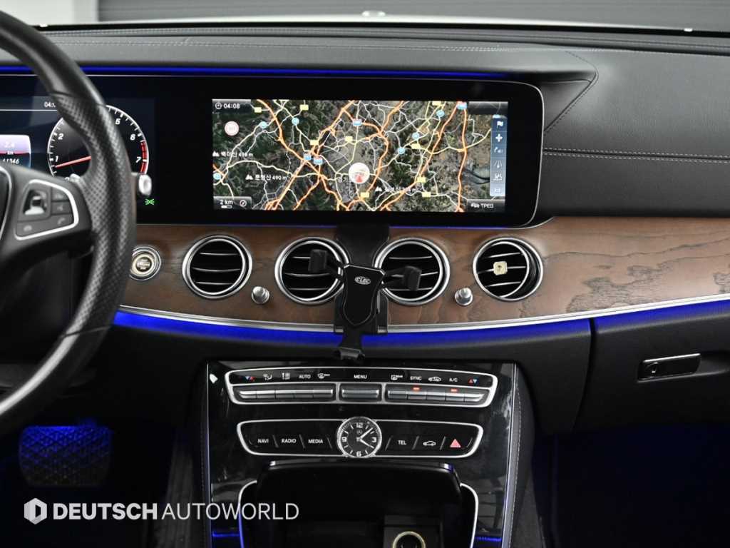 Mercedes-Benz E-Class — photo 14