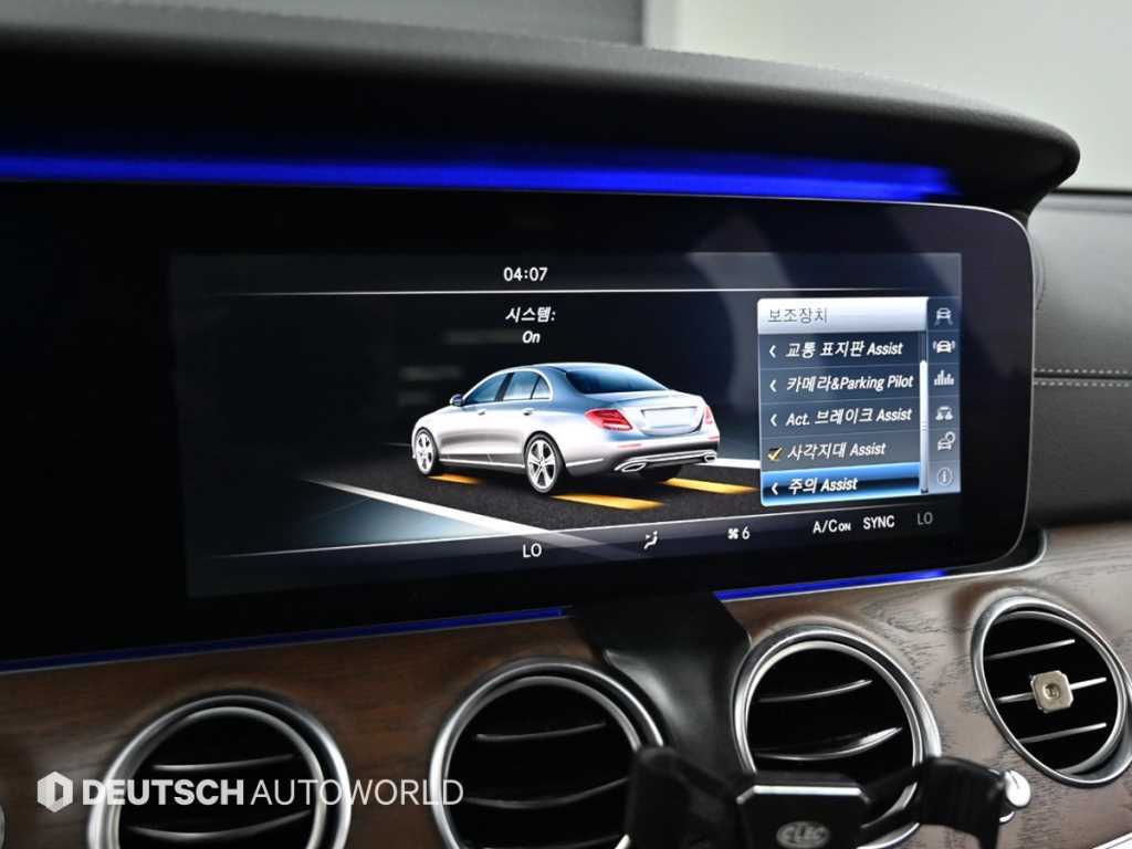 Mercedes-Benz E-Class — photo 17