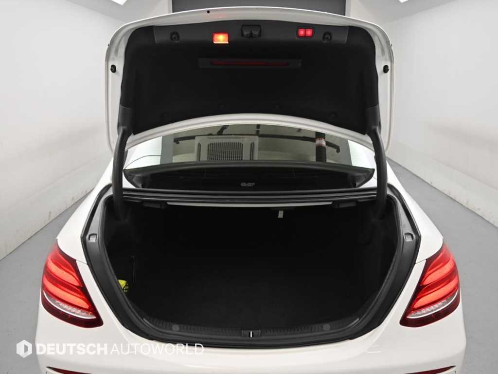 Mercedes-Benz E-Class — photo 19