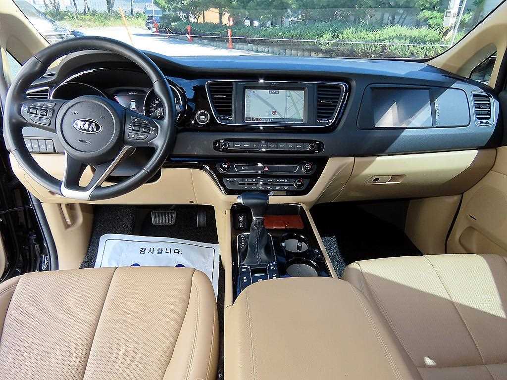 Kia Carnival — photo 08