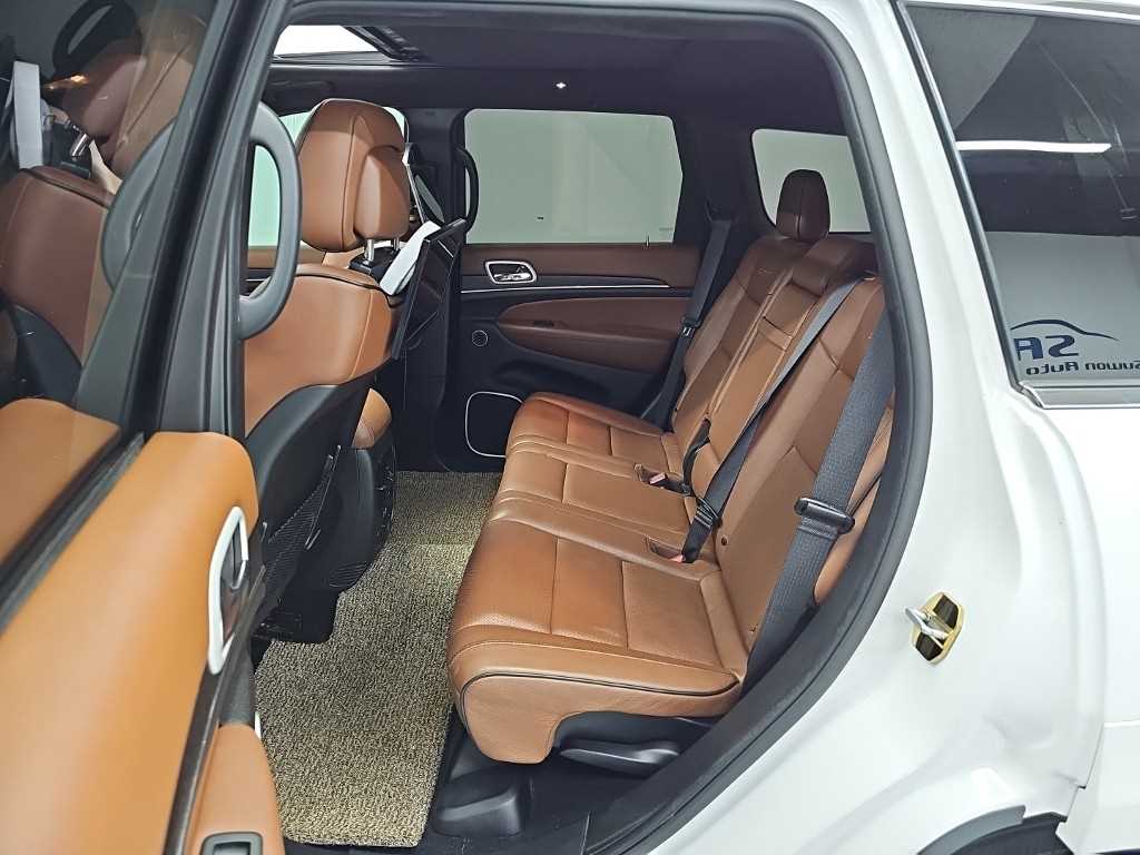 Jeep Cherokee — photo 12