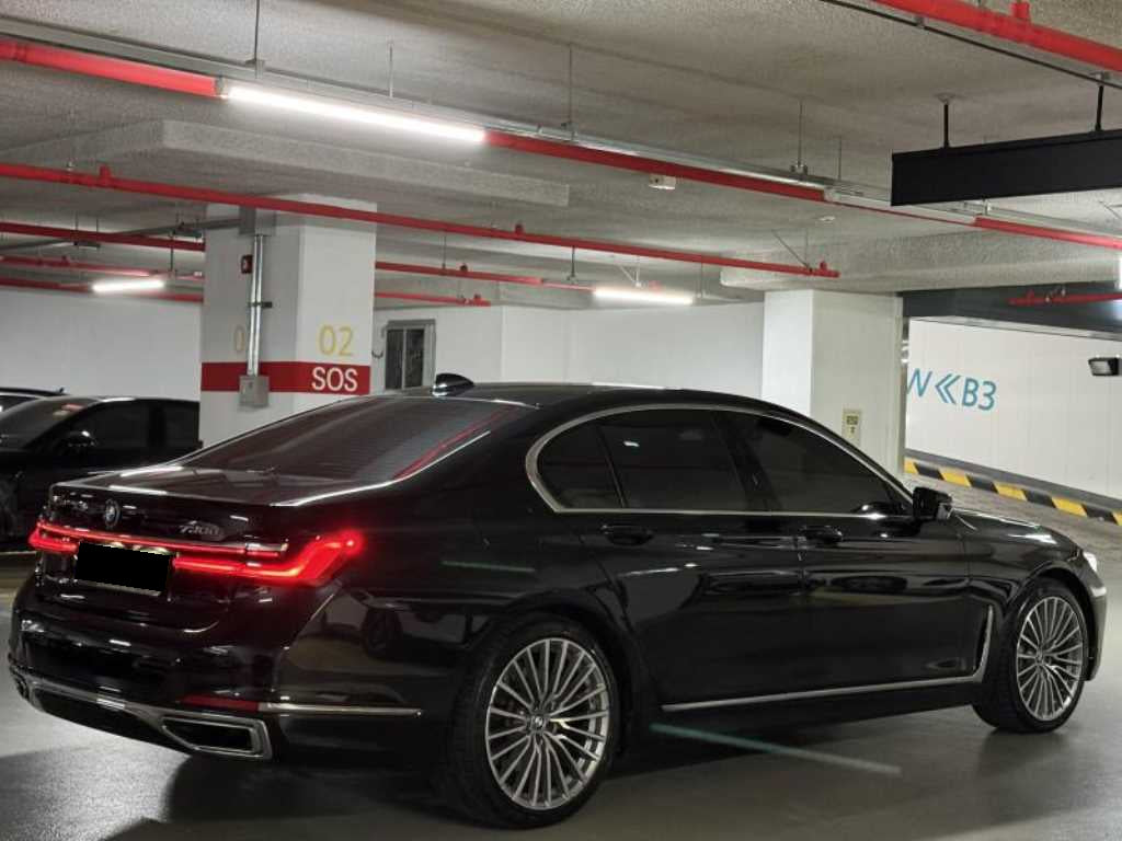 BMW 7-Series — photo 02