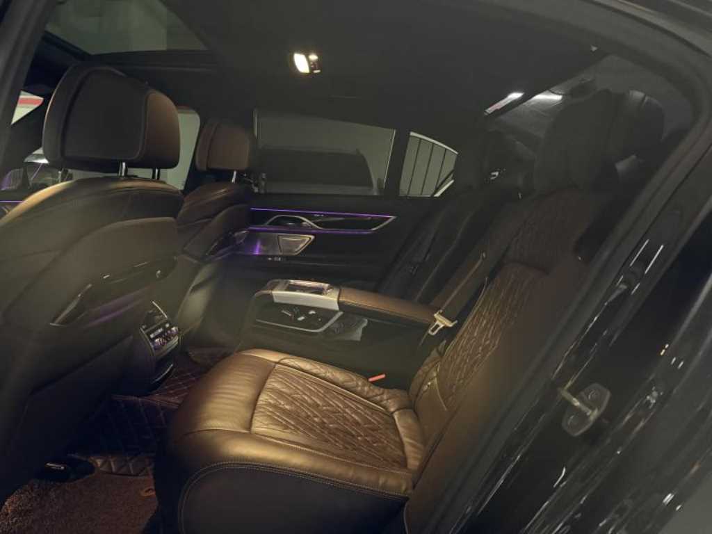 BMW 7-Series — photo 09