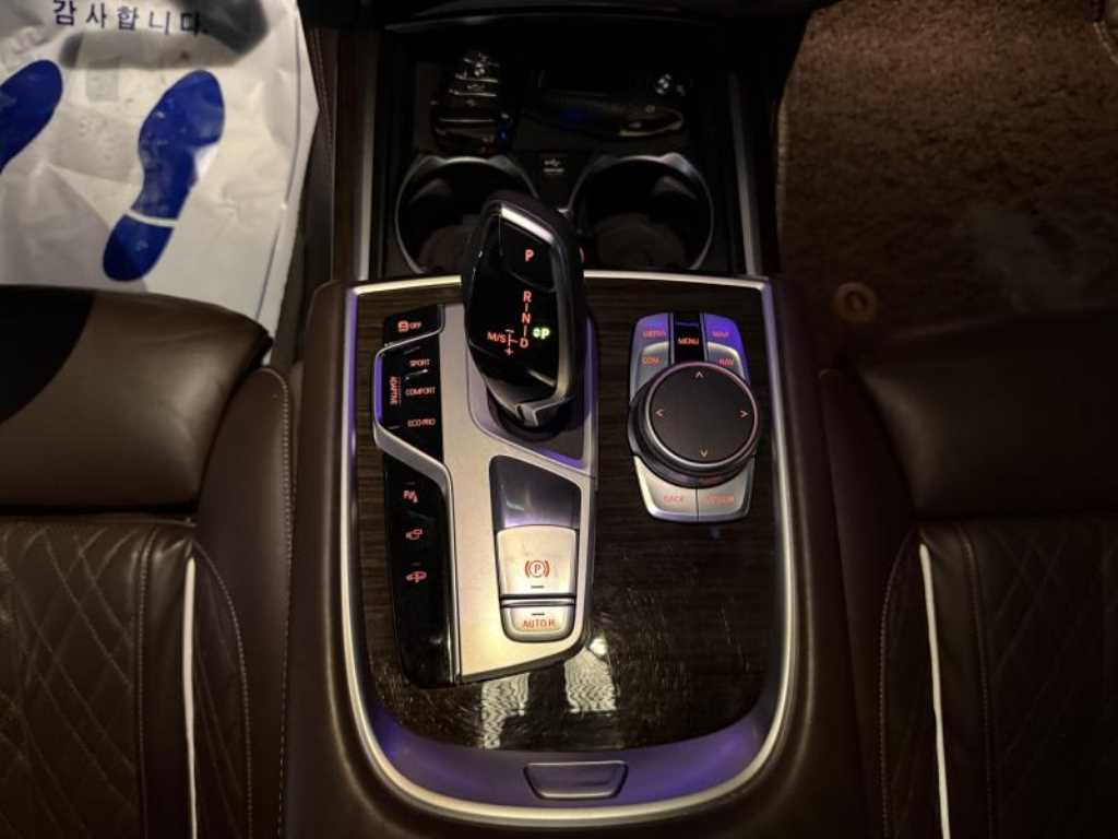 BMW 7-Series — photo 13