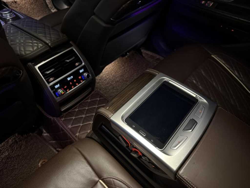 BMW 7-Series — photo 16