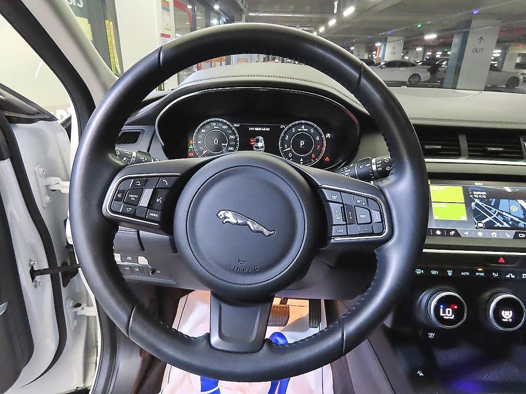 Jaguar E-PACE — photo 08