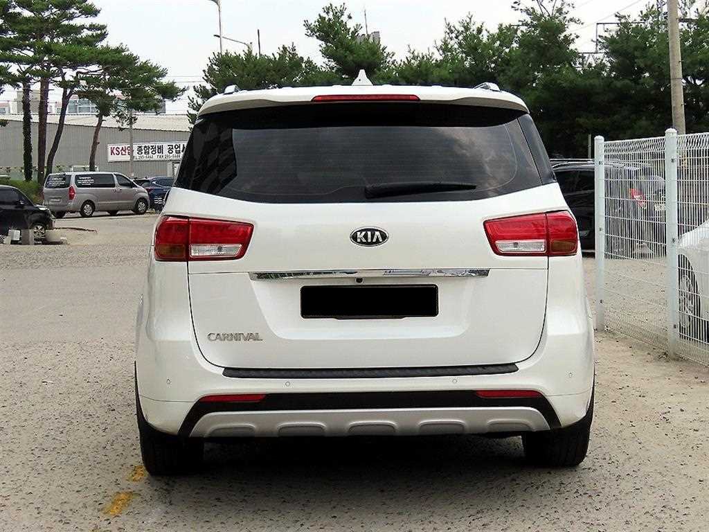 Kia Carnival — photo 04