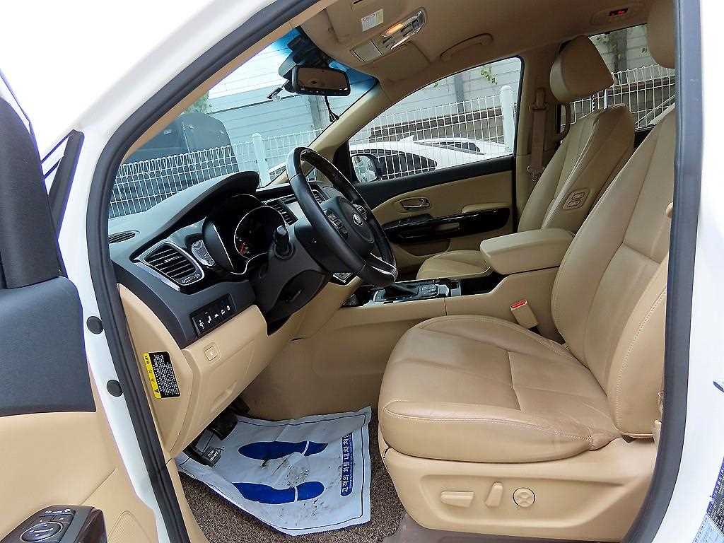 Kia Carnival — photo 05