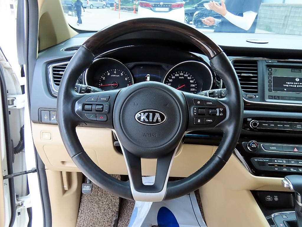 Kia Carnival — photo 09