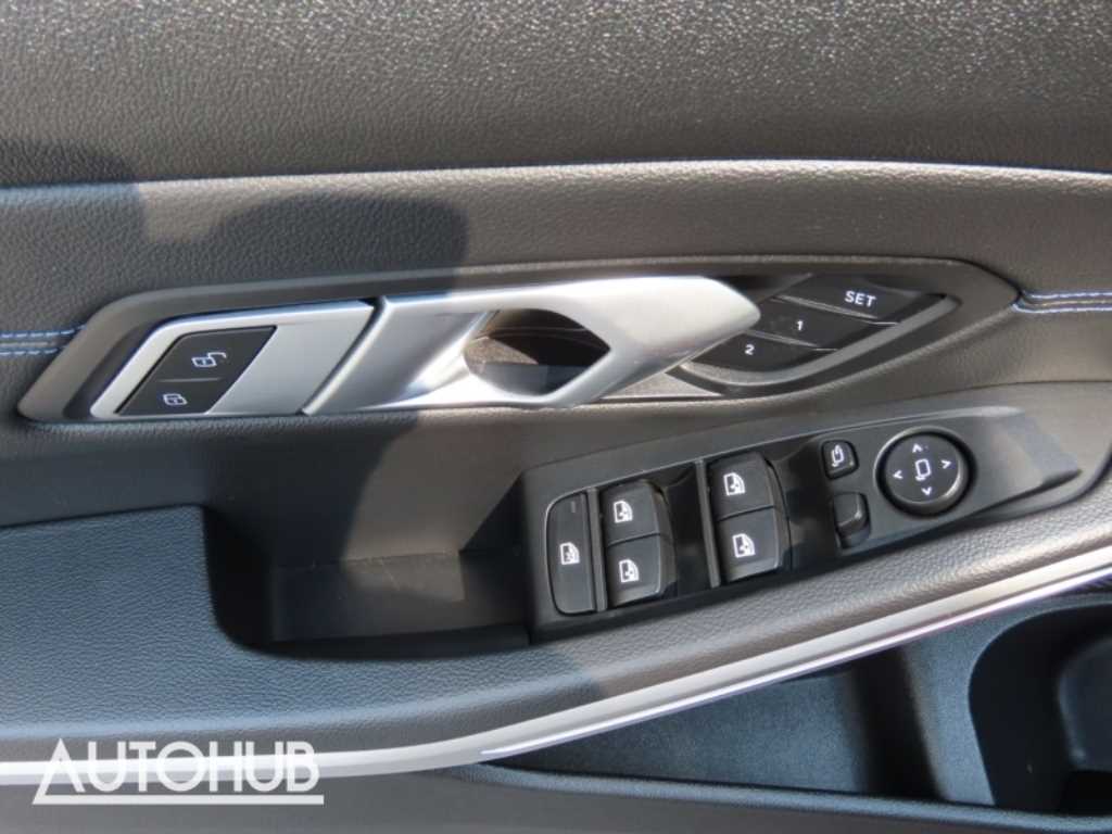 BMW 3-Series — photo 13