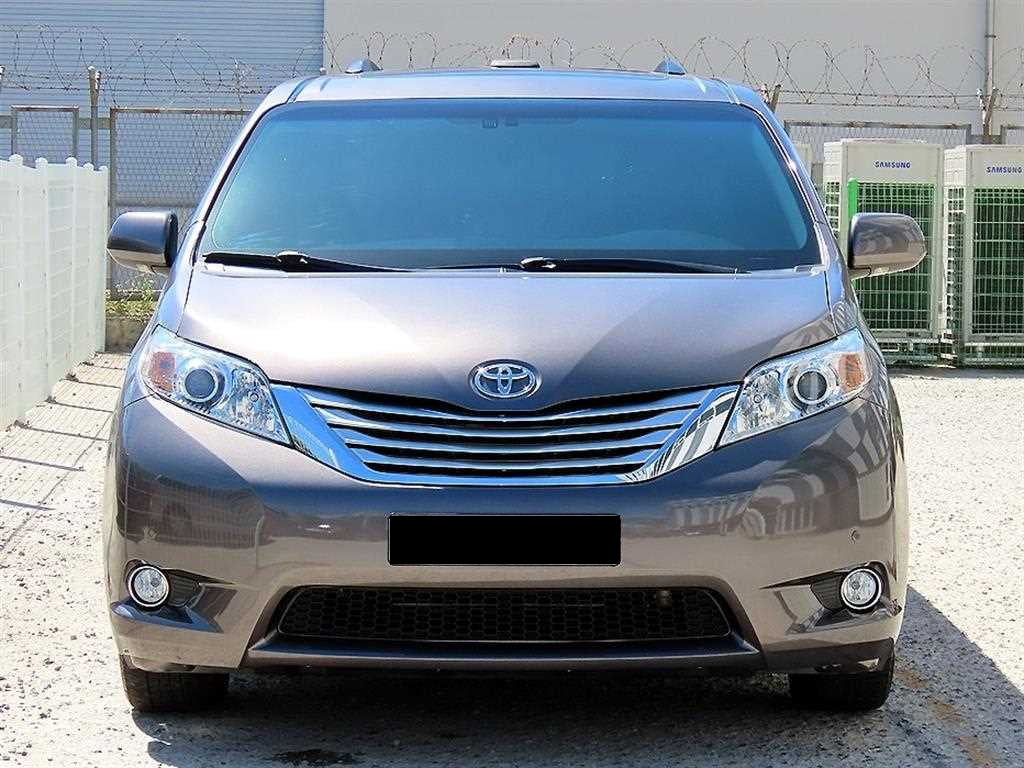 Toyota Sienna — photo 02
