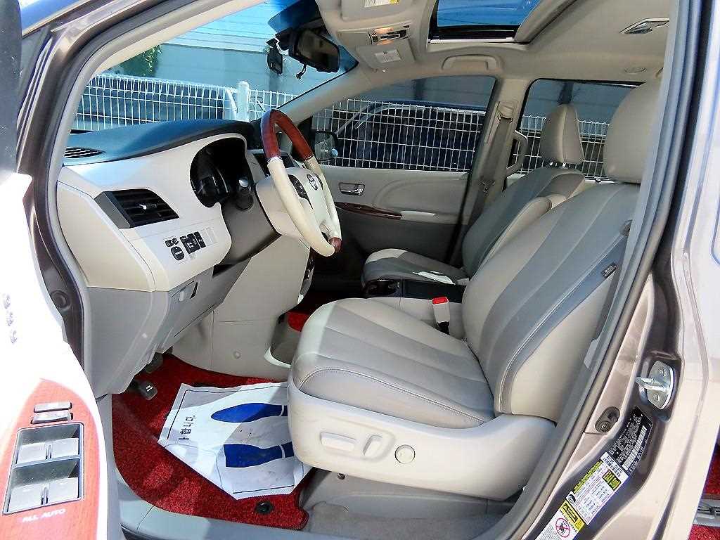 Toyota Sienna — photo 05