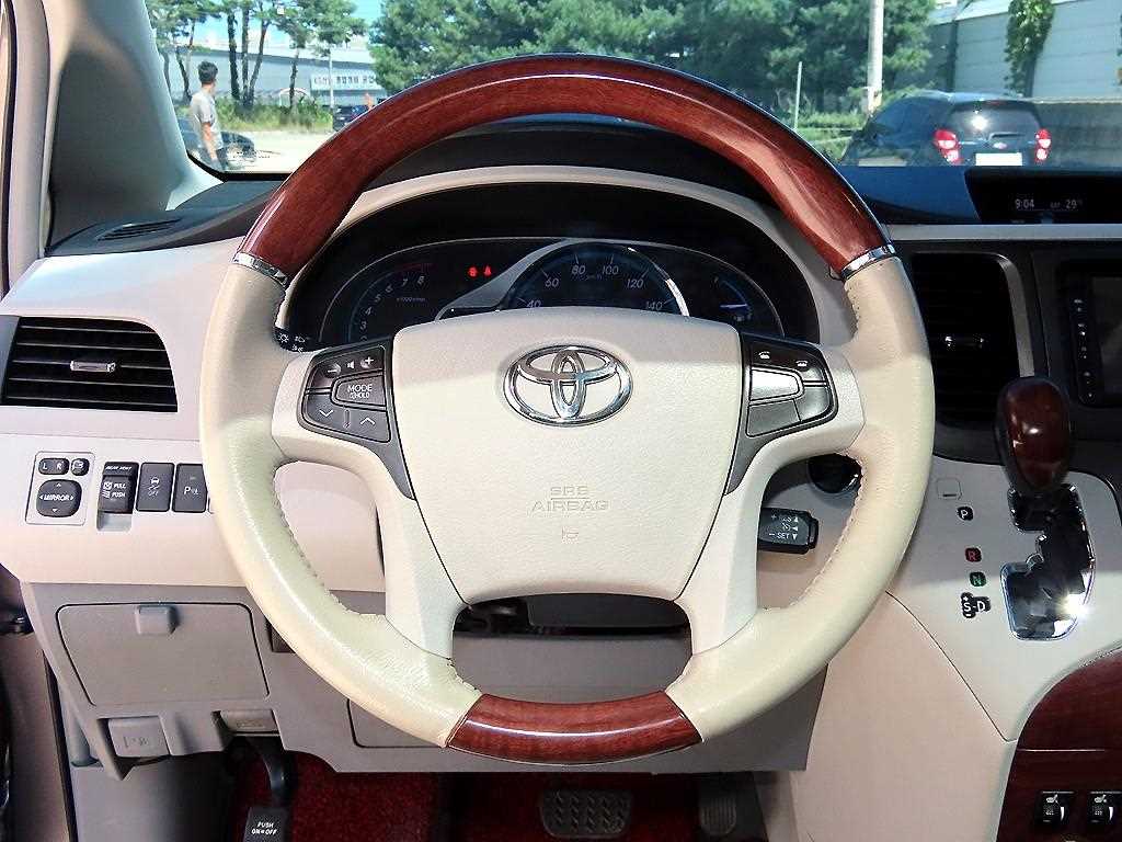 Toyota Sienna — photo 08