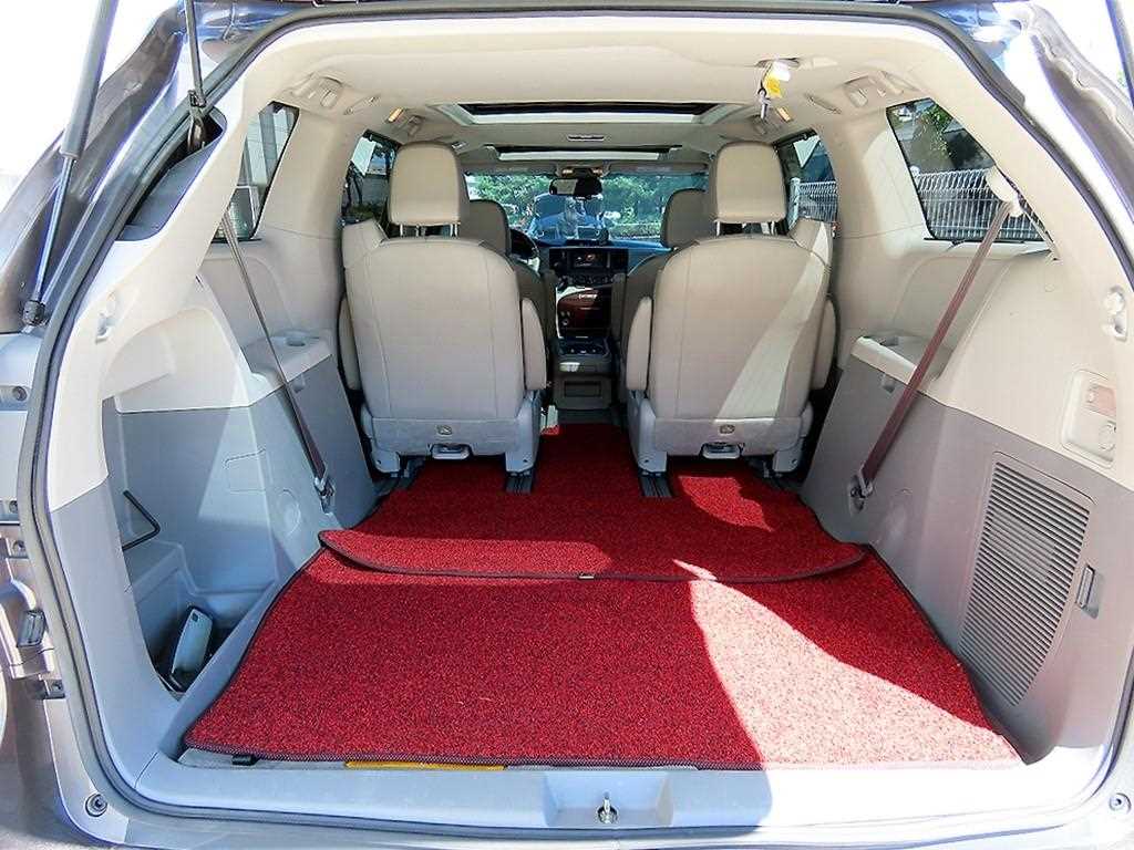 Toyota Sienna — photo 17