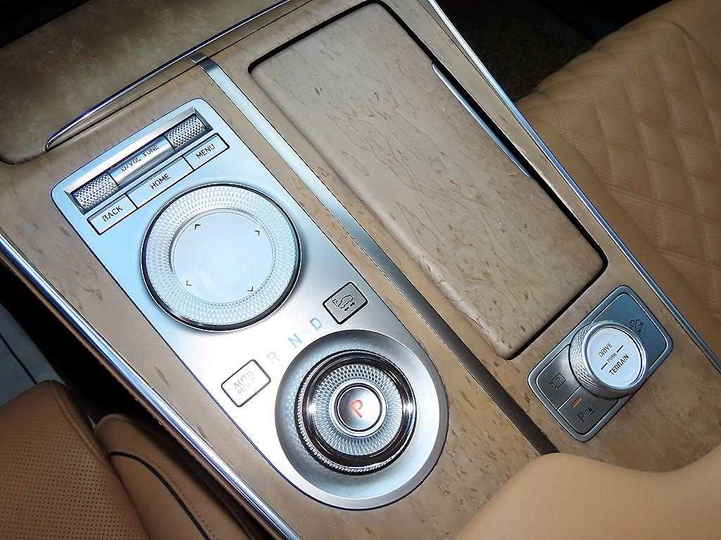 Genesis GV80 — photo 11