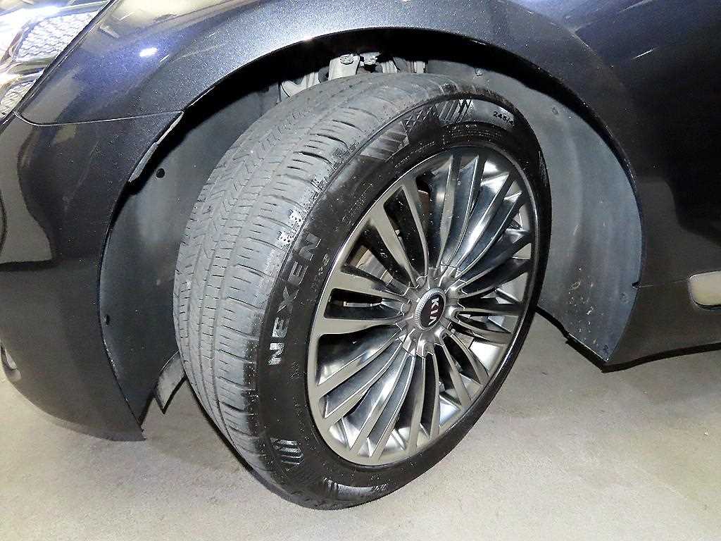 Kia K9 — photo 20