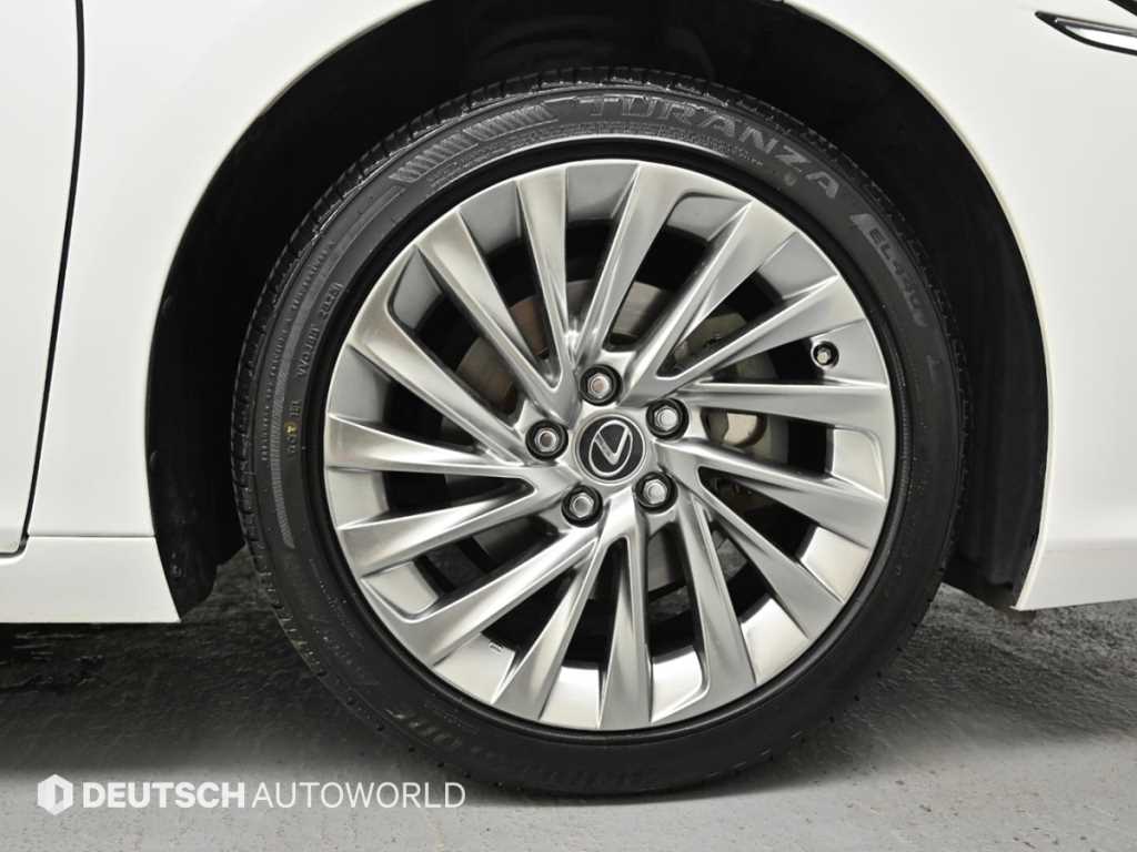 Lexus ES — photo 05