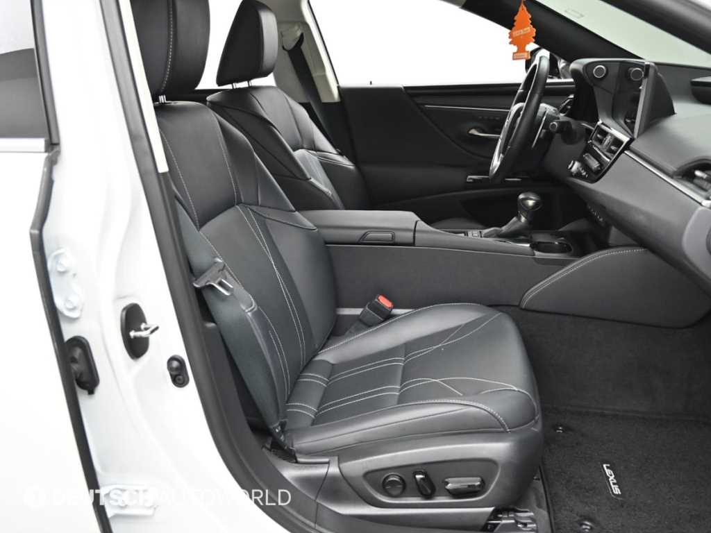 Lexus ES — photo 10